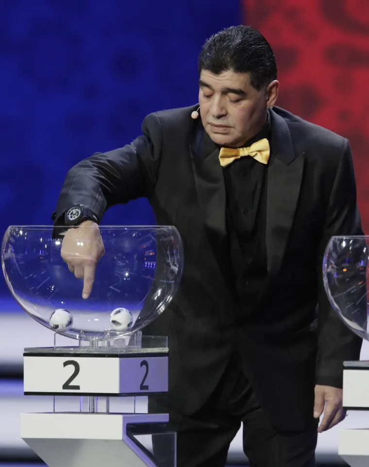 Čvrst stisak ruke ruskog predsjednika Putina i prvog čovjeka FIFA-e Infantina, legende koje su izvlačile kuglice, ruska tradicija i Maradonina leptir-ma&scaron;na scene su koje su obilježile ždrijeb za Svjetskog prvenstvo u Rusiji iduće godine.
U moskovskoj palači Kremlj, koja se nalazi blizu palače u kojoj stoluje putin, odlučeno je da će Hrvatska igrati u skupini D zajedno s Argentinom, Islandom i Nigerijom.