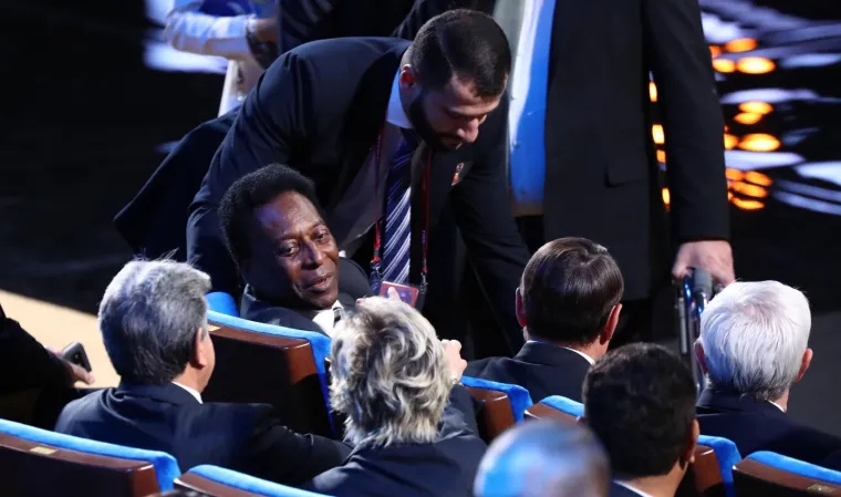 Čvrst stisak ruke ruskog predsjednika Putina i prvog čovjeka FIFA-e Infantina, legende koje su izvlačile kuglice, ruska tradicija i Maradonina leptir-ma&scaron;na scene su koje su obilježile ždrijeb za Svjetskog prvenstvo u Rusiji iduće godine.
U moskovskoj palači Kremlj, koja se nalazi blizu palače u kojoj stoluje putin, odlučeno je da će Hrvatska igrati u skupini D zajedno s Argentinom, Islandom i Nigerijom.