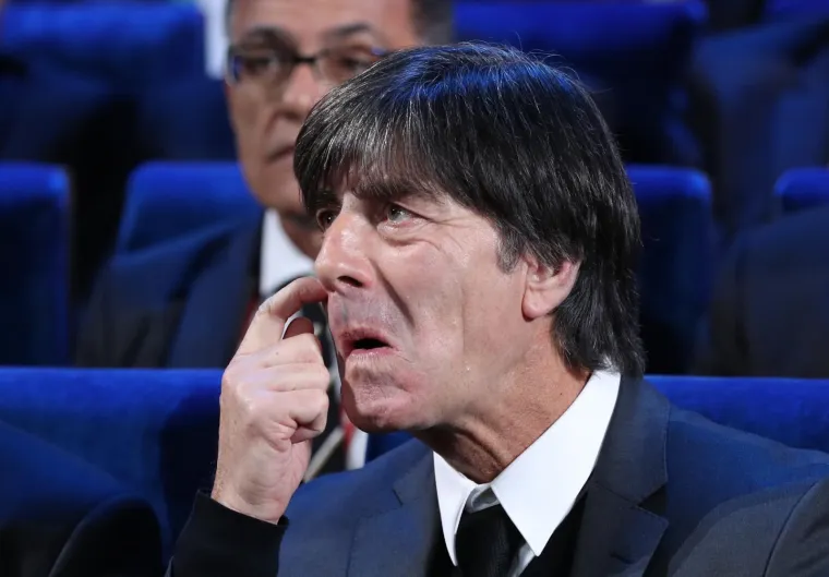 Čvrst stisak ruke ruskog predsjednika Putina i prvog čovjeka FIFA-e Infantina, legende koje su izvlačile kuglice, ruska tradicija i Maradonina leptir-ma&scaron;na scene su koje su obilježile ždrijeb za Svjetskog prvenstvo u Rusiji iduće godine.
U moskovskoj palači Kremlj, koja se nalazi blizu palače u kojoj stoluje putin, odlučeno je da će Hrvatska igrati u skupini D zajedno s Argentinom, Islandom i Nigerijom.