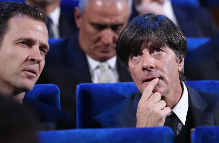 Čvrst stisak ruke ruskog predsjednika Putina i prvog čovjeka FIFA-e Infantina, legende koje su izvlačile kuglice, ruska tradicija i Maradonina leptir-ma&scaron;na scene su koje su obilježile ždrijeb za Svjetskog prvenstvo u Rusiji iduće godine.
U moskovskoj palači Kremlj, koja se nalazi blizu palače u kojoj stoluje putin, odlučeno je da će Hrvatska igrati u skupini D zajedno s Argentinom, Islandom i Nigerijom.