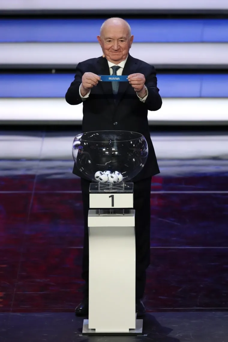 Čvrst stisak ruke ruskog predsjednika Putina i prvog čovjeka FIFA-e Infantina, legende koje su izvlačile kuglice, ruska tradicija i Maradonina leptir-ma&scaron;na scene su koje su obilježile ždrijeb za Svjetskog prvenstvo u Rusiji iduće godine.
U moskovskoj palači Kremlj, koja se nalazi blizu palače u kojoj stoluje putin, odlučeno je da će Hrvatska igrati u skupini D zajedno s Argentinom, Islandom i Nigerijom.