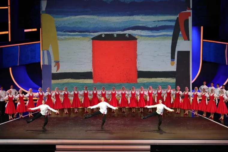 Čvrst stisak ruke ruskog predsjednika Putina i prvog čovjeka FIFA-e Infantina, legende koje su izvlačile kuglice, ruska tradicija i Maradonina leptir-ma&scaron;na scene su koje su obilježile ždrijeb za Svjetskog prvenstvo u Rusiji iduće godine.
U moskovskoj palači Kremlj, koja se nalazi blizu palače u kojoj stoluje putin, odlučeno je da će Hrvatska igrati u skupini D zajedno s Argentinom, Islandom i Nigerijom.