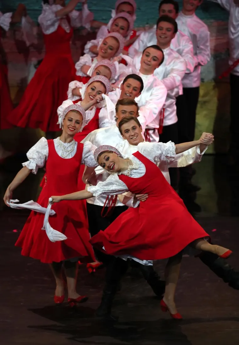 Čvrst stisak ruke ruskog predsjednika Putina i prvog čovjeka FIFA-e Infantina, legende koje su izvlačile kuglice, ruska tradicija i Maradonina leptir-ma&scaron;na scene su koje su obilježile ždrijeb za Svjetskog prvenstvo u Rusiji iduće godine.
U moskovskoj palači Kremlj, koja se nalazi blizu palače u kojoj stoluje putin, odlučeno je da će Hrvatska igrati u skupini D zajedno s Argentinom, Islandom i Nigerijom.