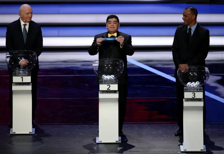 Čvrst stisak ruke ruskog predsjednika Putina i prvog čovjeka FIFA-e Infantina, legende koje su izvlačile kuglice, ruska tradicija i Maradonina leptir-ma&scaron;na scene su koje su obilježile ždrijeb za Svjetskog prvenstvo u Rusiji iduće godine.
U moskovskoj palači Kremlj, koja se nalazi blizu palače u kojoj stoluje putin, odlučeno je da će Hrvatska igrati u skupini D zajedno s Argentinom, Islandom i Nigerijom.