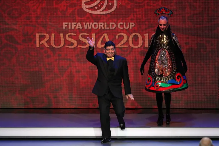 Čvrst stisak ruke ruskog predsjednika Putina i prvog čovjeka FIFA-e Infantina, legende koje su izvlačile kuglice, ruska tradicija i Maradonina leptir-ma&scaron;na scene su koje su obilježile ždrijeb za Svjetskog prvenstvo u Rusiji iduće godine.
U moskovskoj palači Kremlj, koja se nalazi blizu palače u kojoj stoluje putin, odlučeno je da će Hrvatska igrati u skupini D zajedno s Argentinom, Islandom i Nigerijom.