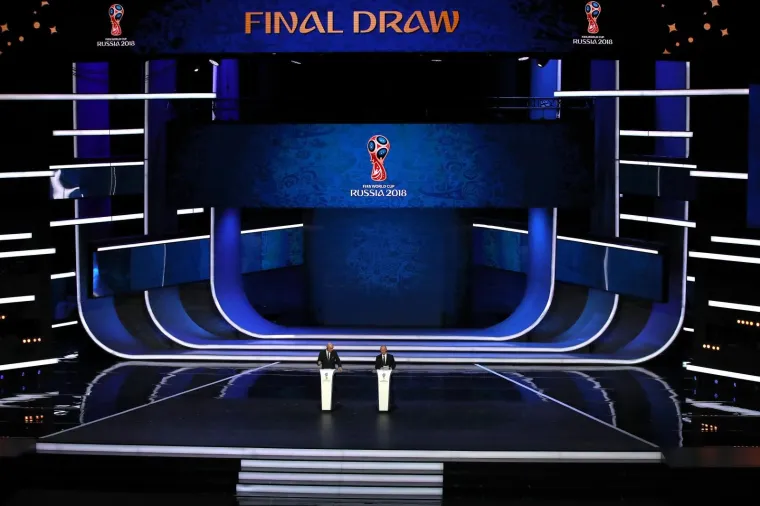 Čvrst stisak ruke ruskog predsjednika Putina i prvog čovjeka FIFA-e Infantina, legende koje su izvlačile kuglice, ruska tradicija i Maradonina leptir-ma&scaron;na scene su koje su obilježile ždrijeb za Svjetskog prvenstvo u Rusiji iduće godine.
U moskovskoj palači Kremlj, koja se nalazi blizu palače u kojoj stoluje putin, odlučeno je da će Hrvatska igrati u skupini D zajedno s Argentinom, Islandom i Nigerijom.