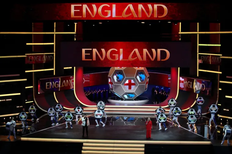 Čvrst stisak ruke ruskog predsjednika Putina i prvog čovjeka FIFA-e Infantina, legende koje su izvlačile kuglice, ruska tradicija i Maradonina leptir-ma&scaron;na scene su koje su obilježile ždrijeb za Svjetskog prvenstvo u Rusiji iduće godine.
U moskovskoj palači Kremlj, koja se nalazi blizu palače u kojoj stoluje putin, odlučeno je da će Hrvatska igrati u skupini D zajedno s Argentinom, Islandom i Nigerijom.