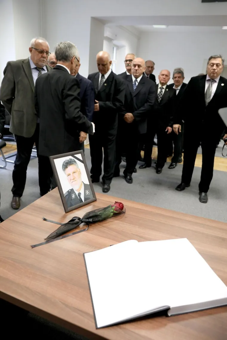 U knjigu su se upisali članovi Hrvatskoga generalskog zbora na čelu s predsjednikom HGZ-a generalom Pavlom Miljavcem i tajnikom HGZ-a generalom Marinkom Kre&scaron;ićem