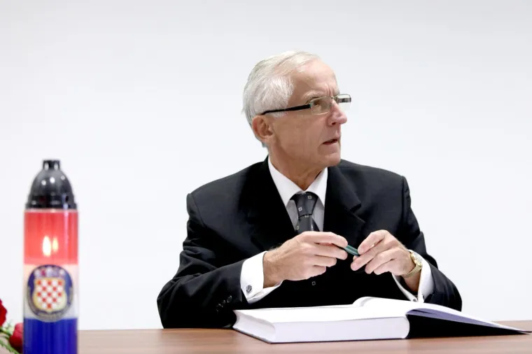 U knjigu su se upisali članovi Hrvatskoga generalskog zbora na čelu s predsjednikom HGZ-a generalom Pavlom Miljavcem i tajnikom HGZ-a generalom Marinkom Kre&scaron;ićem