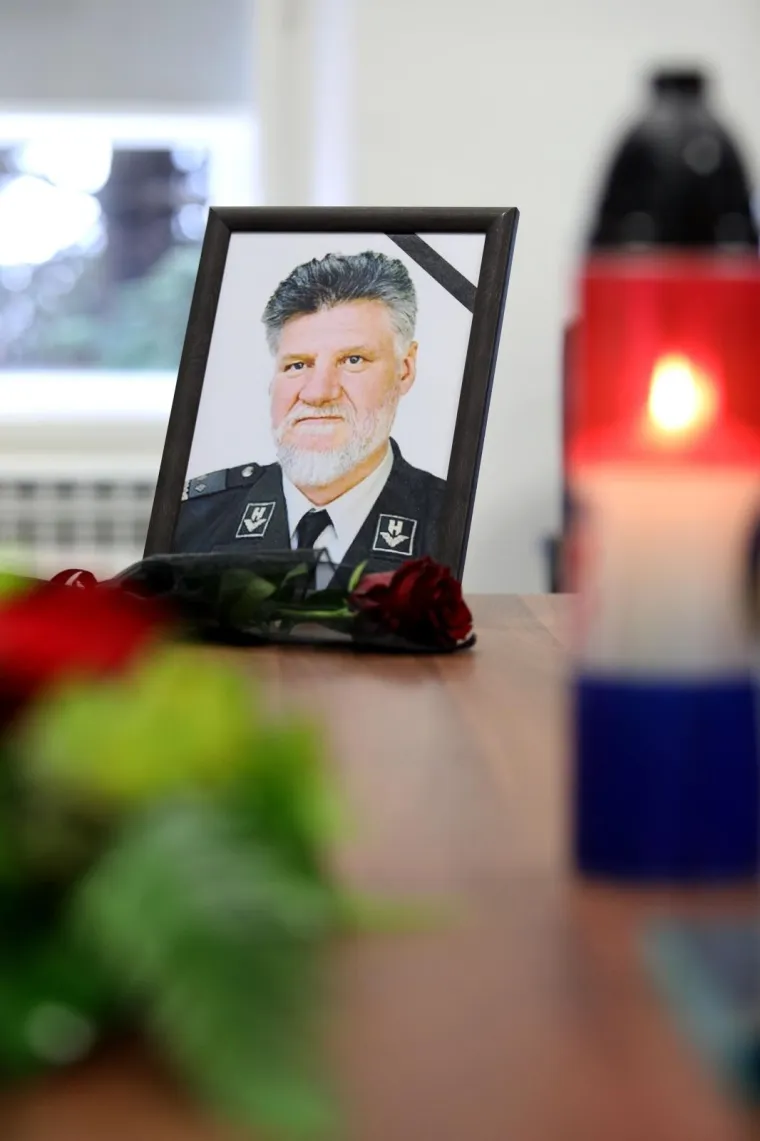 U knjigu su se upisali članovi Hrvatskoga generalskog zbora na čelu s predsjednikom HGZ-a generalom Pavlom Miljavcem i tajnikom HGZ-a generalom Marinkom Kre&scaron;ićem