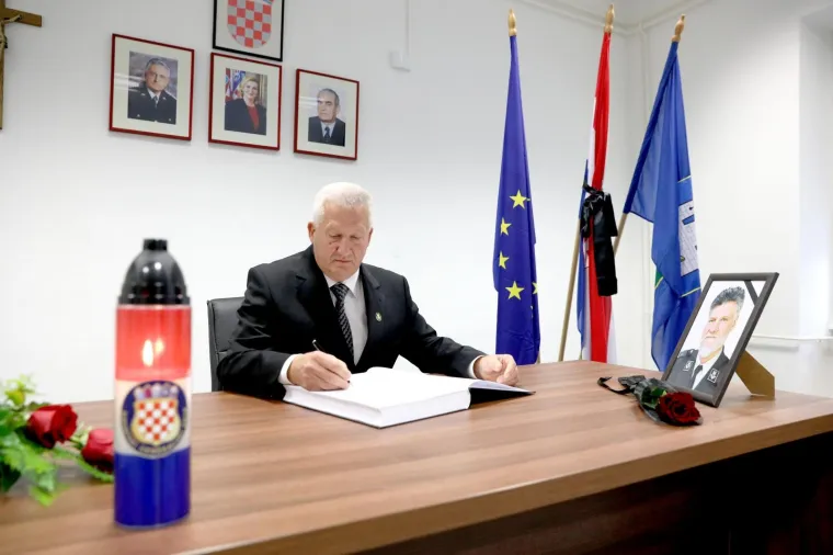U knjigu su se upisali članovi Hrvatskoga generalskog zbora na čelu s predsjednikom HGZ-a generalom Pavlom Miljavcem i tajnikom HGZ-a generalom Marinkom Kre&scaron;ićem