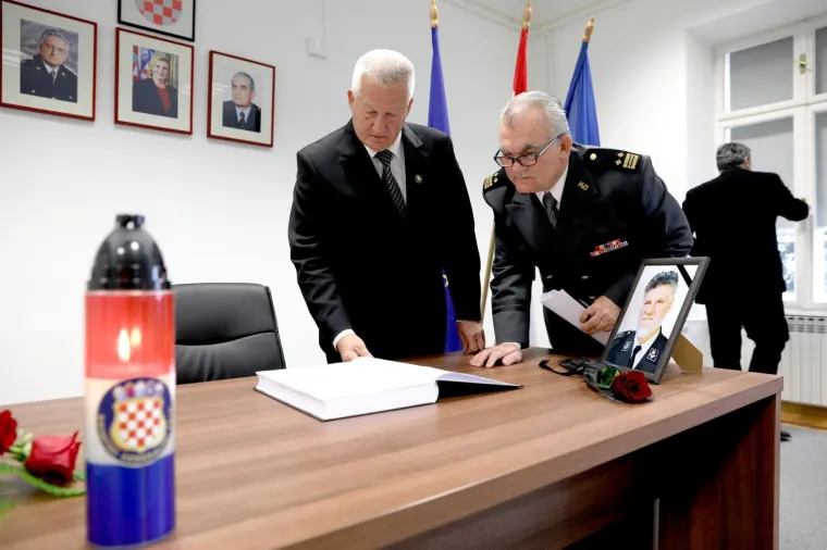 U knjigu su se upisali članovi Hrvatskoga generalskog zbora na čelu s predsjednikom HGZ-a generalom Pavlom Miljavcem i tajnikom HGZ-a generalom Marinkom Kre&scaron;ićem