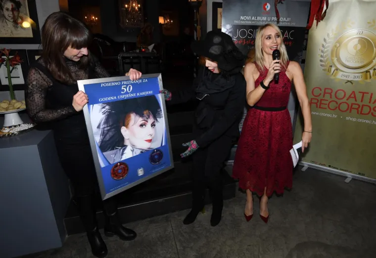 JOSIPA LISAC PROSLAVILA 50 GODINA KARIJERE I PROMOVIRALA NOVI ALBUM: Podržala je i mlađa sestra, evo kako izgleda