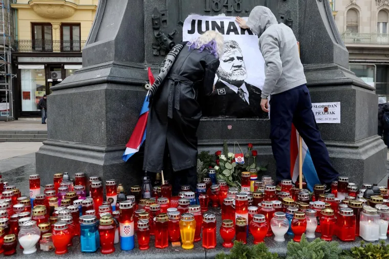 Građani se okupljaju na Trgu bana Jelačića, pale svijeće i polazu cvijeće za hrvatskog generala Slobodana Praljka, koji je počinio samoubojstvo nakon presude suda u Haagu.