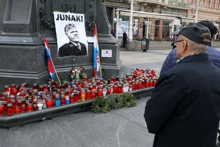 Građani se okupljaju na Trgu bana Jelačića, pale svijeće i polazu cvijeće za hrvatskog generala Slobodana Praljka, koji je počinio samoubojstvo nakon presude suda u Haagu.