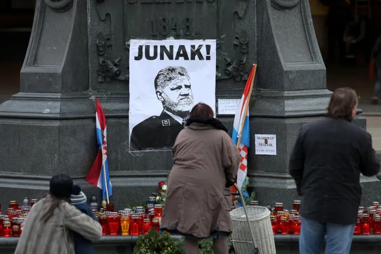 Građani se okupljaju na Trgu bana Jelačića, pale svijeće i polazu cvijeće za hrvatskog generala Slobodana Praljka, koji je počinio samoubojstvo nakon presude suda u Haagu.