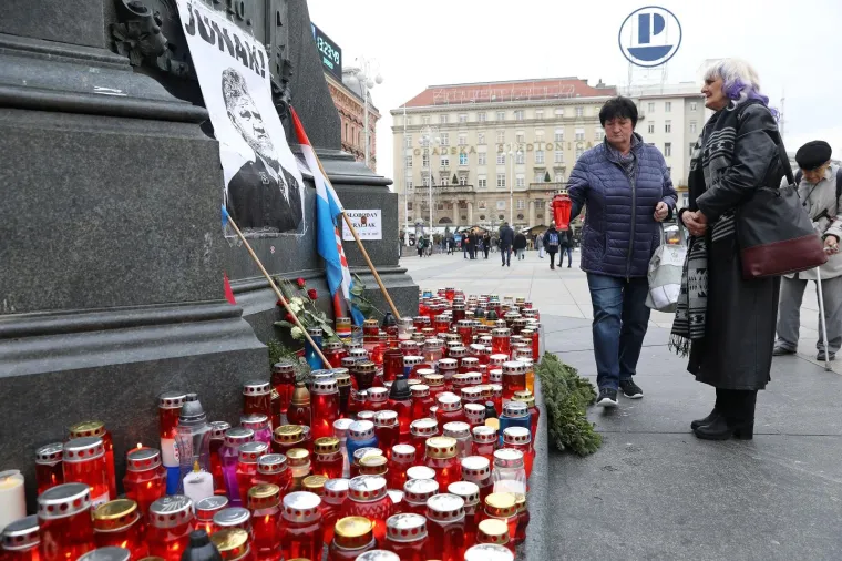 Građani se okupljaju na Trgu bana Jelačića, pale svijeće i polazu cvijeće za hrvatskog generala Slobodana Praljka, koji je počinio samoubojstvo nakon presude suda u Haagu.