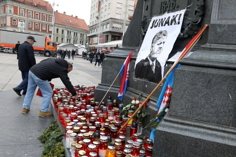 Građani se okupljaju na Trgu bana Jelačića, pale svijeće i polazu cvijeće za hrvatskog generala Slobodana Praljka, koji je počinio samoubojstvo nakon presude suda u Haagu.