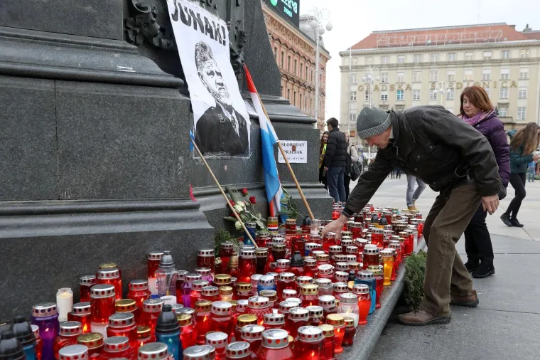 Građani se okupljaju na Trgu bana Jelačića, pale svijeće i polazu cvijeće za hrvatskog generala Slobodana Praljka, koji je počinio samoubojstvo nakon presude suda u Haagu.