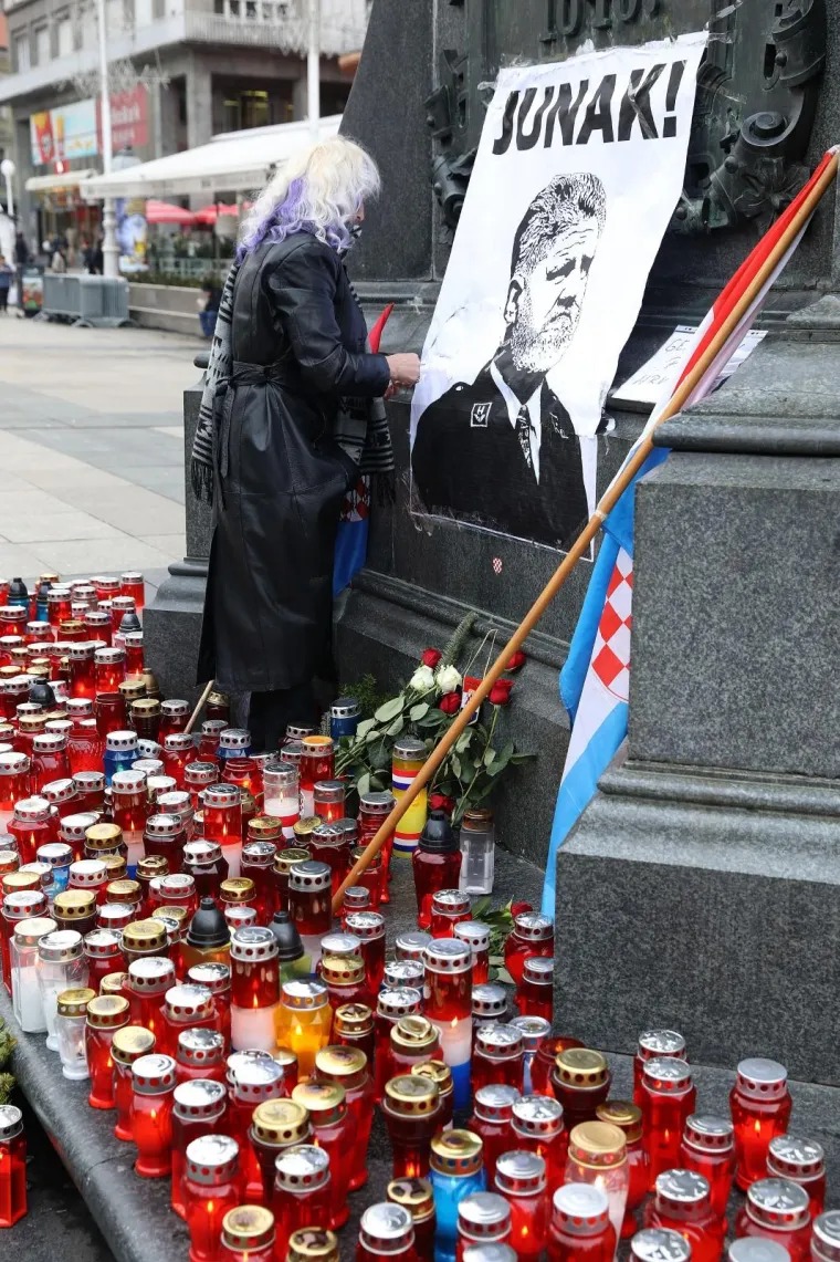Građani se okupljaju na Trgu bana Jelačića, pale svijeće i polazu cvijeće za hrvatskog generala Slobodana Praljka, koji je počinio samoubojstvo nakon presude suda u Haagu.