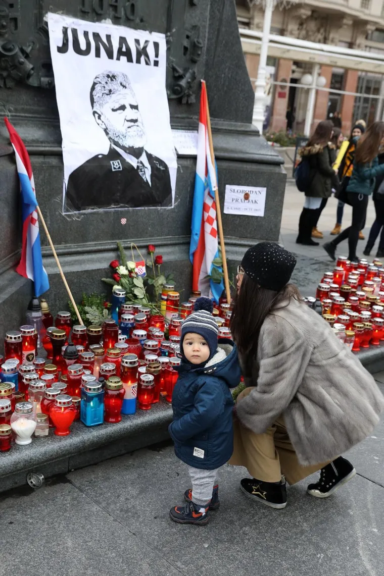 Građani se okupljaju na Trgu bana Jelačića, pale svijeće i polazu cvijeće za hrvatskog generala Slobodana Praljka, koji je počinio samoubojstvo nakon presude suda u Haagu.