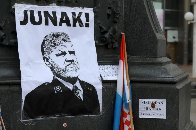 Građani se okupljaju na Trgu bana Jelačića, pale svijeće i polazu cvijeće za hrvatskog generala Slobodana Praljka, koji je počinio samoubojstvo nakon presude suda u Haagu.