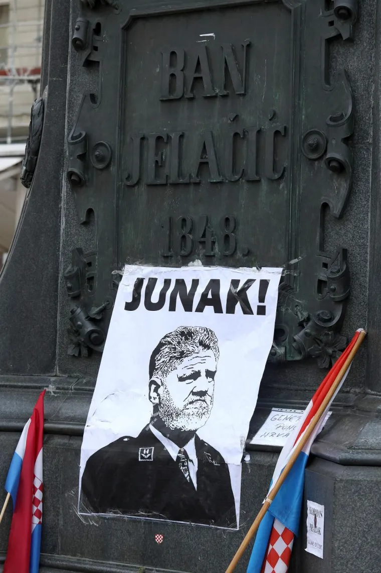 Građani se okupljaju na Trgu bana Jelačića, pale svijeće i polazu cvijeće za hrvatskog generala Slobodana Praljka, koji je počinio samoubojstvo nakon presude suda u Haagu.