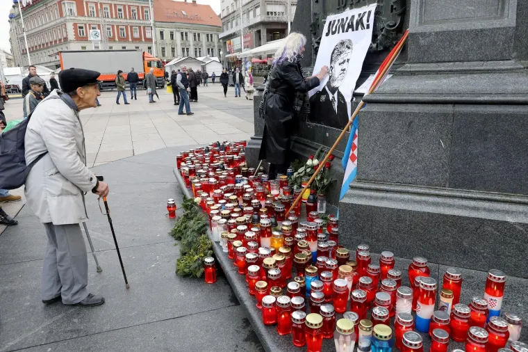 Građani se okupljaju na Trgu bana Jelačića, pale svijeće i polazu cvijeće za hrvatskog generala Slobodana Praljka, koji je počinio samoubojstvo nakon presude suda u Haagu.