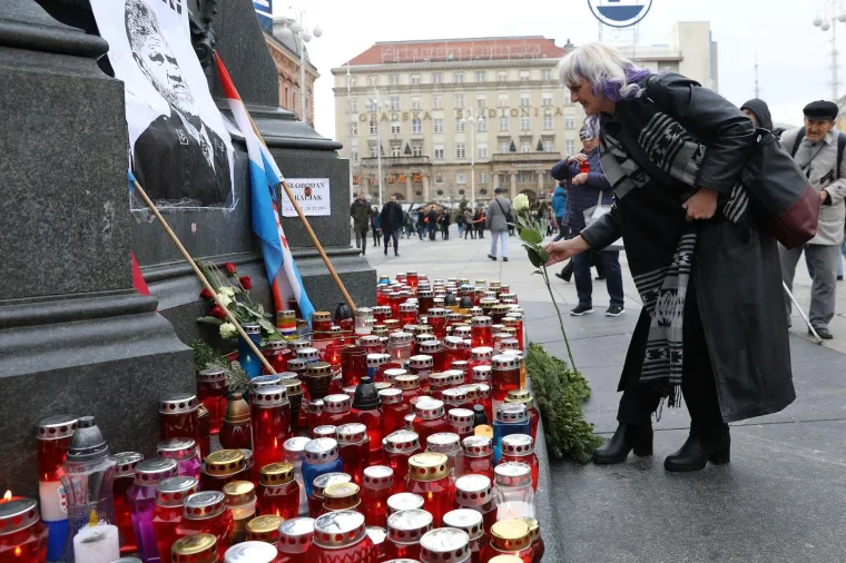 Građani se okupljaju na Trgu bana Jelačića, pale svijeće i polazu cvijeće za hrvatskog generala Slobodana Praljka, koji je počinio samoubojstvo nakon presude suda u Haagu.