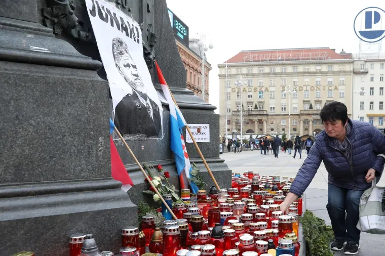 Građani se okupljaju na Trgu bana Jelačića, pale svijeće i polazu cvijeće za hrvatskog generala Slobodana Praljka, koji je počinio samoubojstvo nakon presude suda u Haagu.