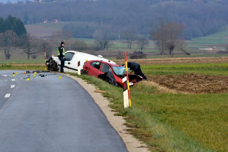 STRA&Scaron;NA NESREĆA KOD KRIŽEVACA: U sudaru Renault Megana i kombi vozila smrtno stradala jedna osoba