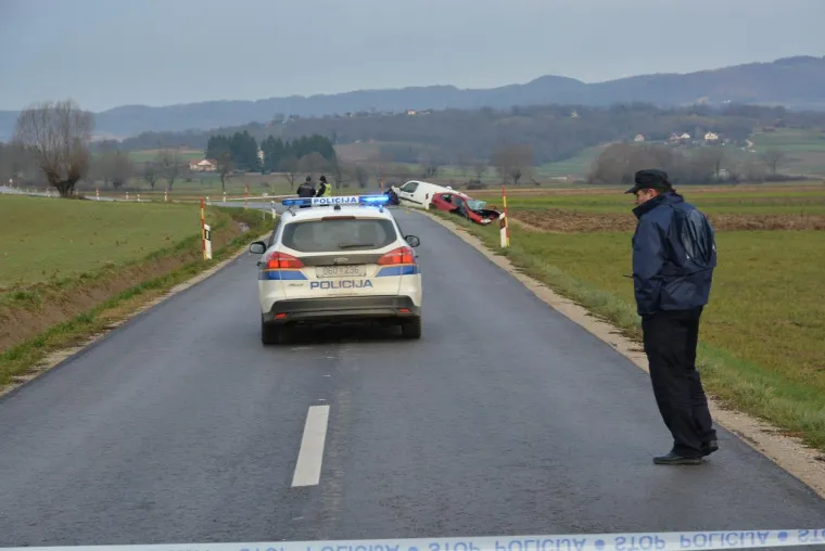 STRA&Scaron;NA NESREĆA KOD KRIŽEVACA: U sudaru Renault Megana i kombi vozila smrtno stradala jedna osoba