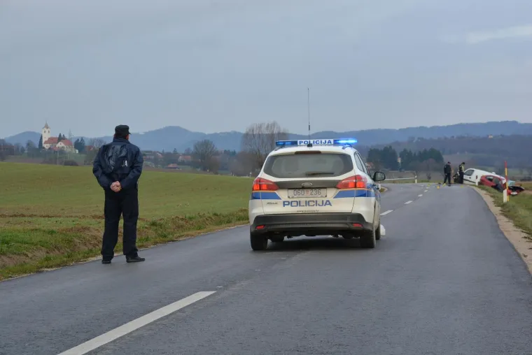 STRA&Scaron;NA NESREĆA KOD KRIŽEVACA: U sudaru Renault Megana i kombi vozila smrtno stradala jedna osoba
