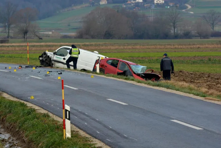 STRA&Scaron;NA NESREĆA KOD KRIŽEVACA: U sudaru Renault Megana i kombi vozila smrtno stradala jedna osoba