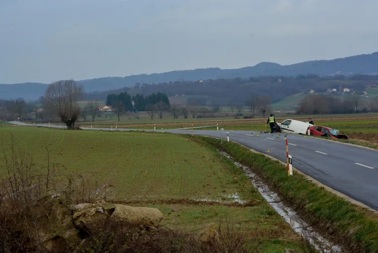 STRA&Scaron;NA NESREĆA KOD KRIŽEVACA: U sudaru Renault Megana i kombi vozila smrtno stradala jedna osoba