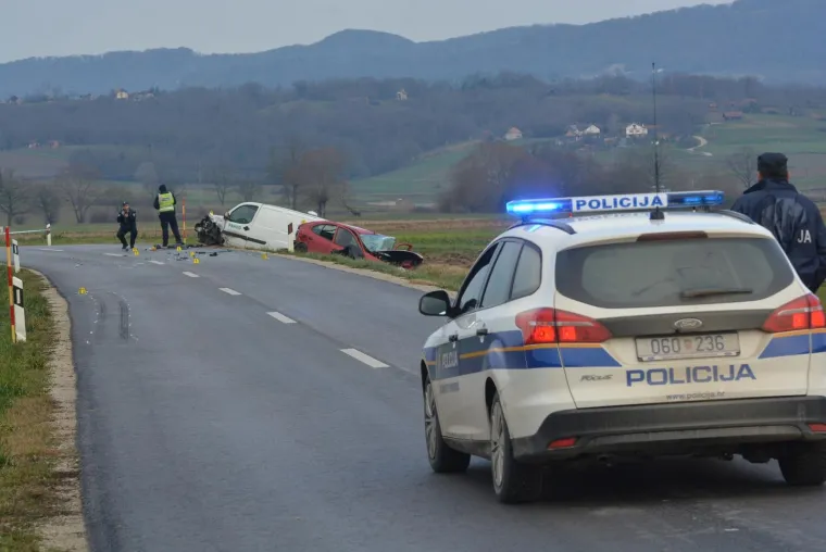 STRA&Scaron;NA NESREĆA KOD KRIŽEVACA: U sudaru Renault Megana i kombi vozila smrtno stradala jedna osoba