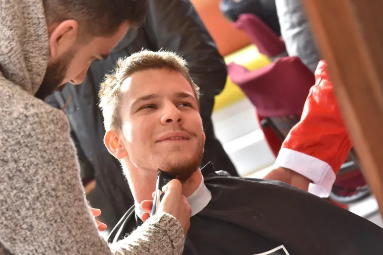 U sklopu Adventa u Zadru otvorena humanitarna brijačnica koja je nudila besplatno brijanje