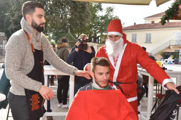 U sklopu Adventa u Zadru otvorena humanitarna brijačnica koja je nudila besplatno brijanje