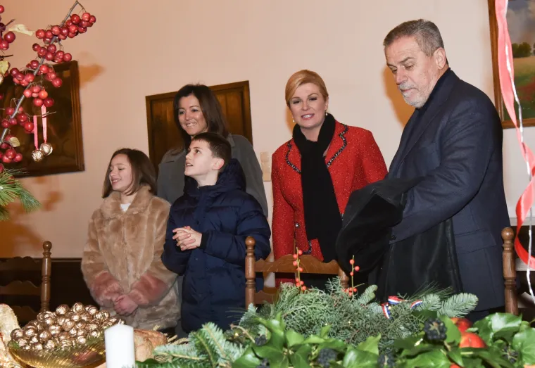 Predsjednica u dru&scaron;tvu Milana Bandića svečano otvorila Advent na Prekrižju