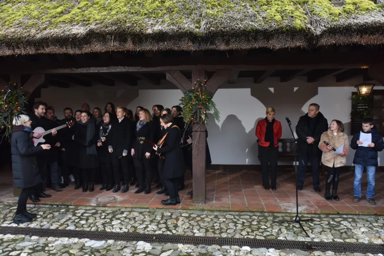 Predsjednica u dru&scaron;tvu Milana Bandića svečano otvorila Advent na Prekrižju