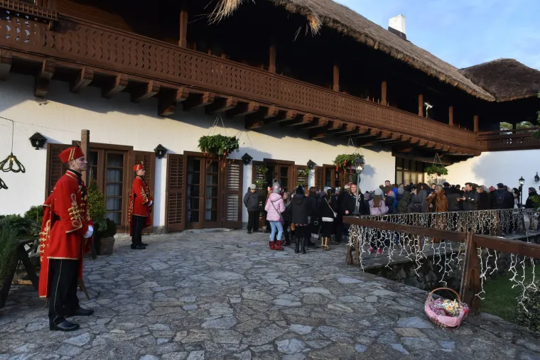 Predsjednica u dru&scaron;tvu Milana Bandića svečano otvorila Advent na Prekrižju