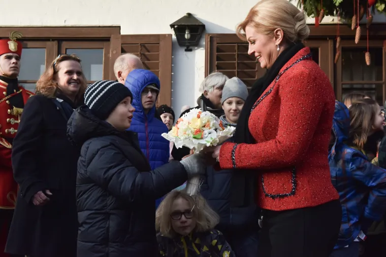 Predsjednica u dru&scaron;tvu Milana Bandića svečano otvorila Advent na Prekrižju