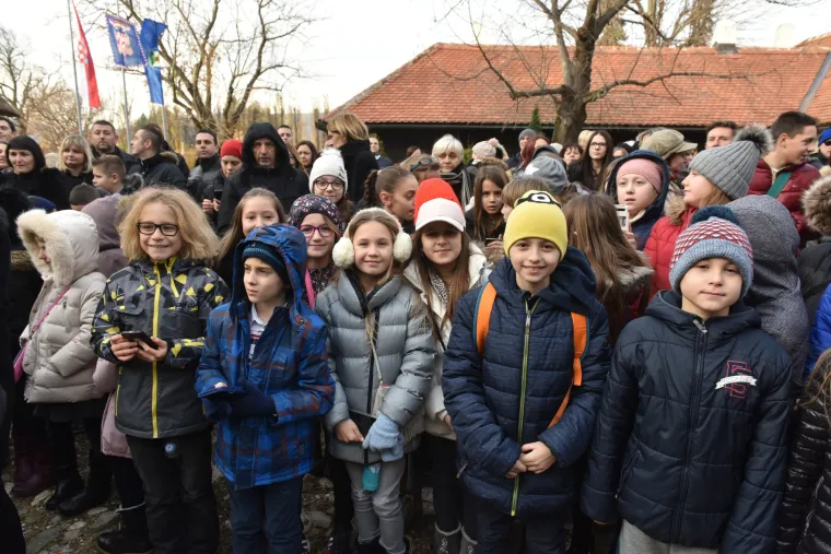 Predsjednica u dru&scaron;tvu Milana Bandića svečano otvorila Advent na Prekrižju