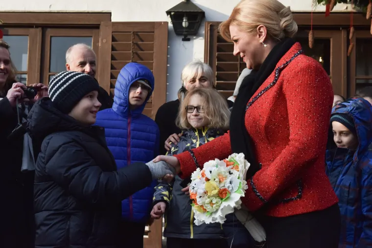 Predsjednica u dru&scaron;tvu Milana Bandića svečano otvorila Advent na Prekrižju