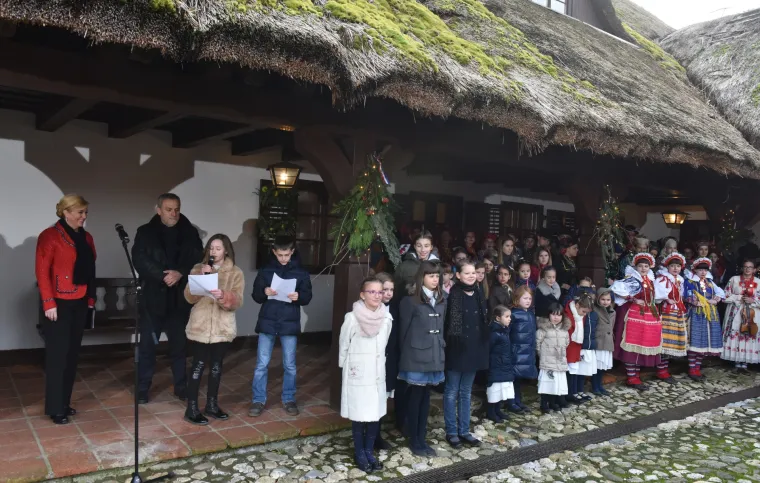 Predsjednica u dru&scaron;tvu Milana Bandića svečano otvorila Advent na Prekrižju