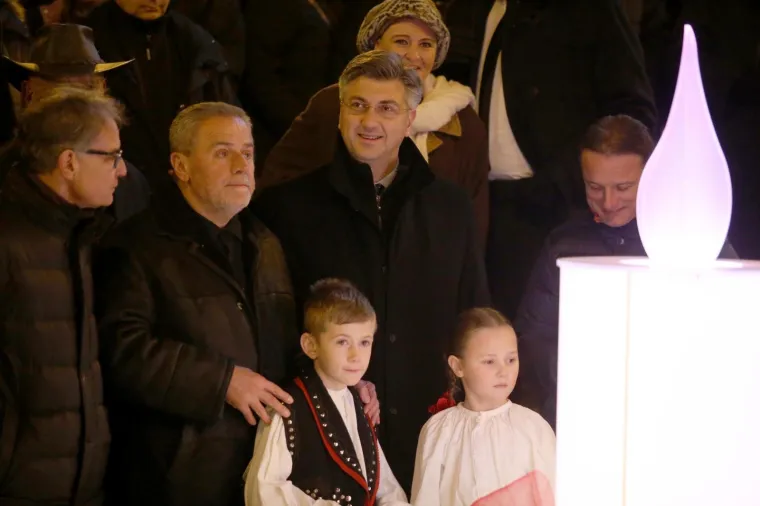 ZAPALJENA PRVA ADVENTSKA SVIJEĆA NA MANDU&Scaron;EVCU: Obilježen službeni početak Adventa