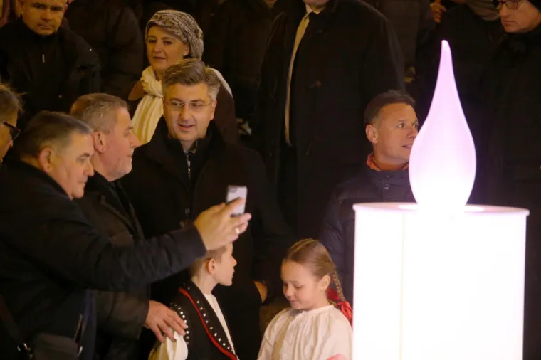 ZAPALJENA PRVA ADVENTSKA SVIJEĆA NA MANDU&Scaron;EVCU: Obilježen službeni početak Adventa