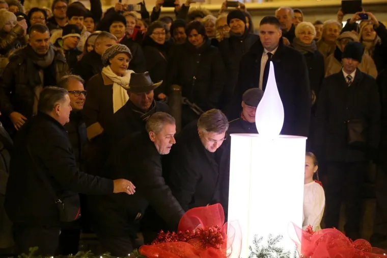 ZAPALJENA PRVA ADVENTSKA SVIJEĆA NA MANDU&Scaron;EVCU: Obilježen službeni početak Adventa