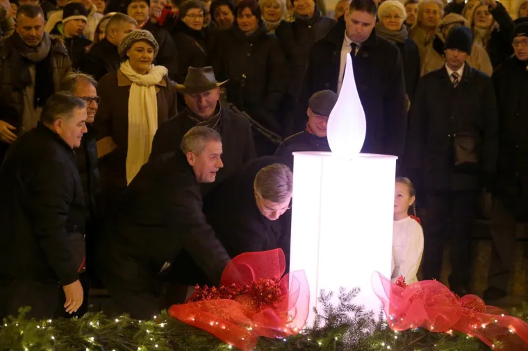 ZAPALJENA PRVA ADVENTSKA SVIJEĆA NA MANDU&Scaron;EVCU: Obilježen službeni početak Adventa