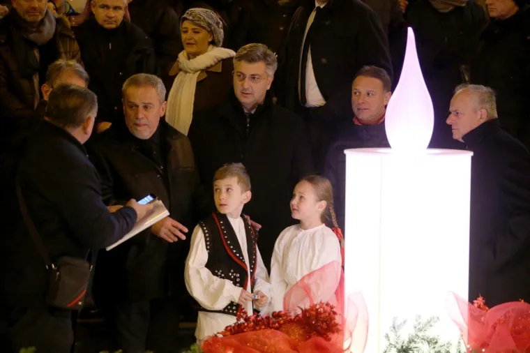 ZAPALJENA PRVA ADVENTSKA SVIJEĆA NA MANDU&Scaron;EVCU: Obilježen službeni početak Adventa